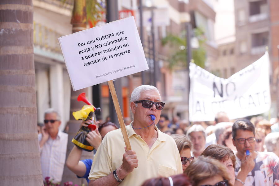 Más de 1.500 personas protestan contra la decisión del Gobierno de reformar el antiguo pabellón militar para acoger inmigrantes | Es la segunda protesta en menos de 24 horas