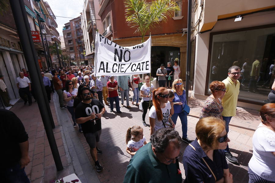 Más de 1.500 personas protestan contra la decisión del Gobierno de reformar el antiguo pabellón militar para acoger inmigrantes | Es la segunda protesta en menos de 24 horas