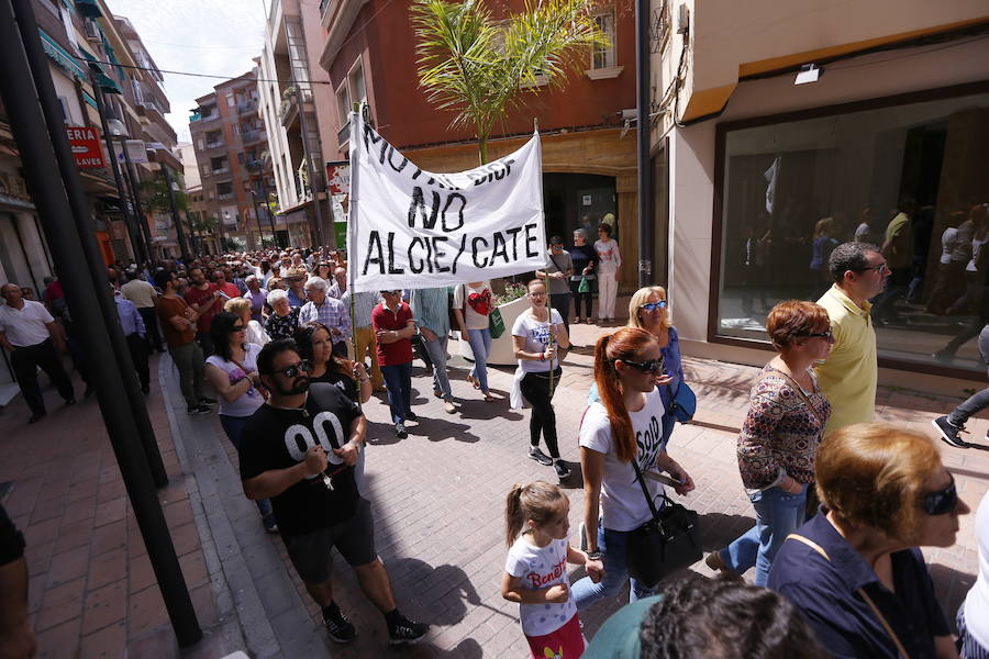 Más de 1.500 personas protestan contra la decisión del Gobierno de reformar el antiguo pabellón militar para acoger inmigrantes | Es la segunda protesta en menos de 24 horas