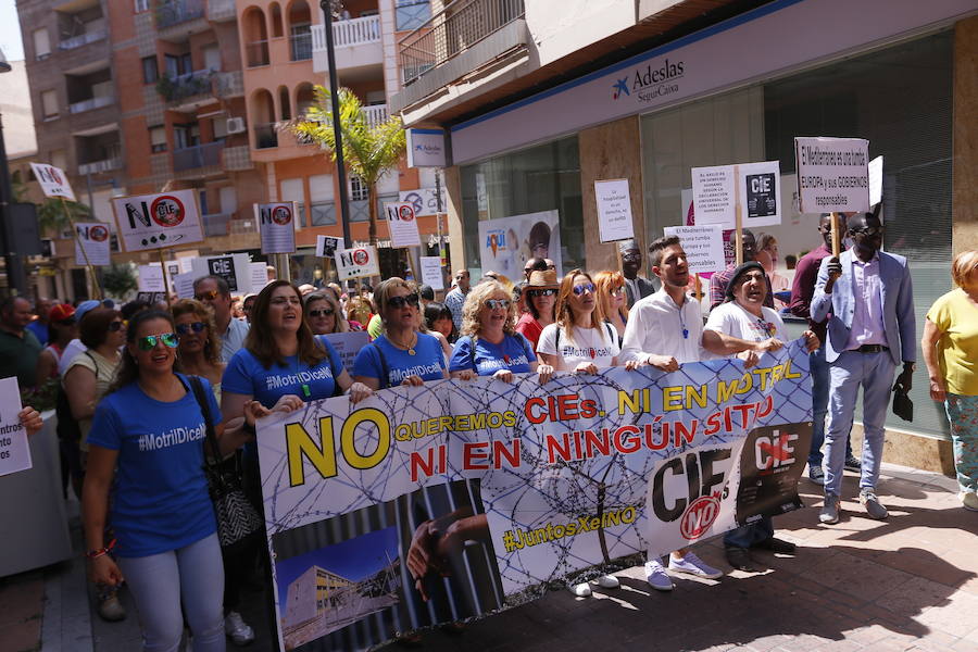 Más de 1.500 personas protestan contra la decisión del Gobierno de reformar el antiguo pabellón militar para acoger inmigrantes | Es la segunda protesta en menos de 24 horas