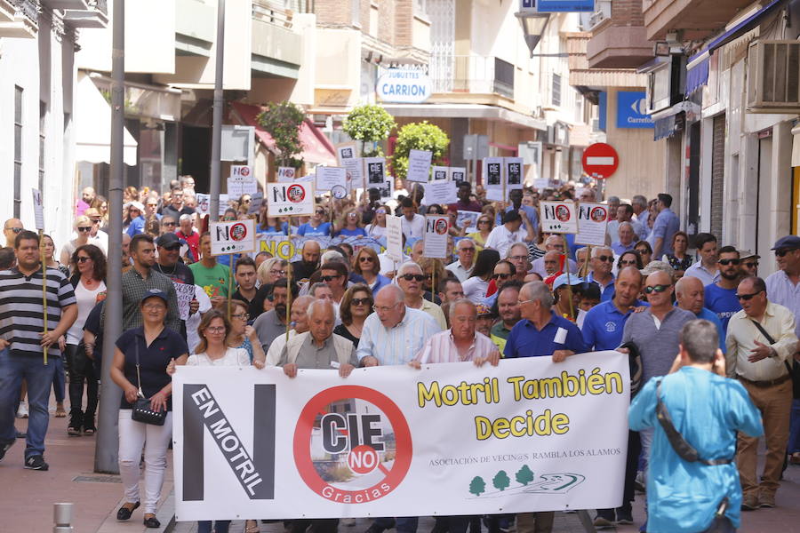 Más de 1.500 personas protestan contra la decisión del Gobierno de reformar el antiguo pabellón militar para acoger inmigrantes | Es la segunda protesta en menos de 24 horas