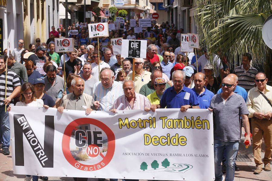 Más de 1.500 personas protestan contra la decisión del Gobierno de reformar el antiguo pabellón militar para acoger inmigrantes | Es la segunda protesta en menos de 24 horas