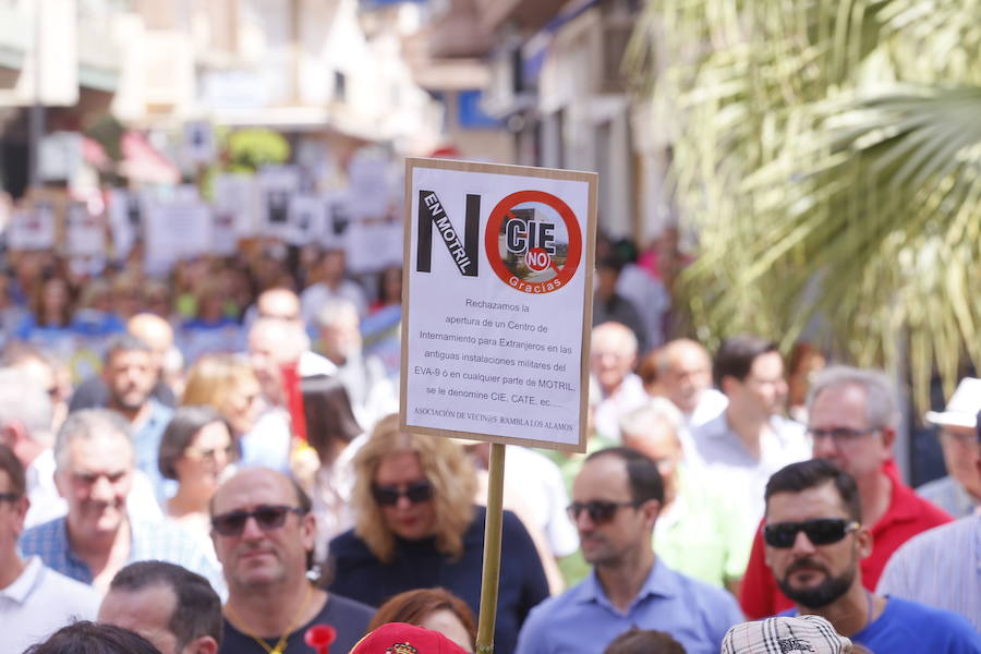 Más de 1.500 personas protestan contra la decisión del Gobierno de reformar el antiguo pabellón militar para acoger inmigrantes | Es la segunda protesta en menos de 24 horas