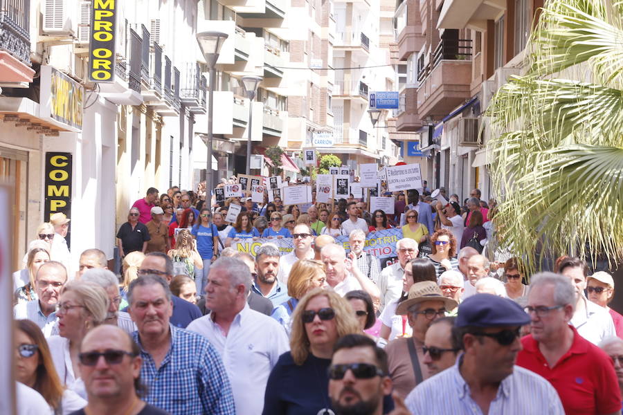 Más de 1.500 personas protestan contra la decisión del Gobierno de reformar el antiguo pabellón militar para acoger inmigrantes | Es la segunda protesta en menos de 24 horas