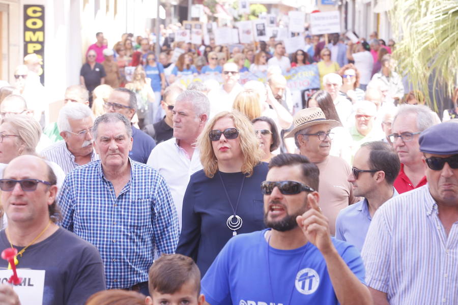Más de 1.500 personas protestan contra la decisión del Gobierno de reformar el antiguo pabellón militar para acoger inmigrantes | Es la segunda protesta en menos de 24 horas