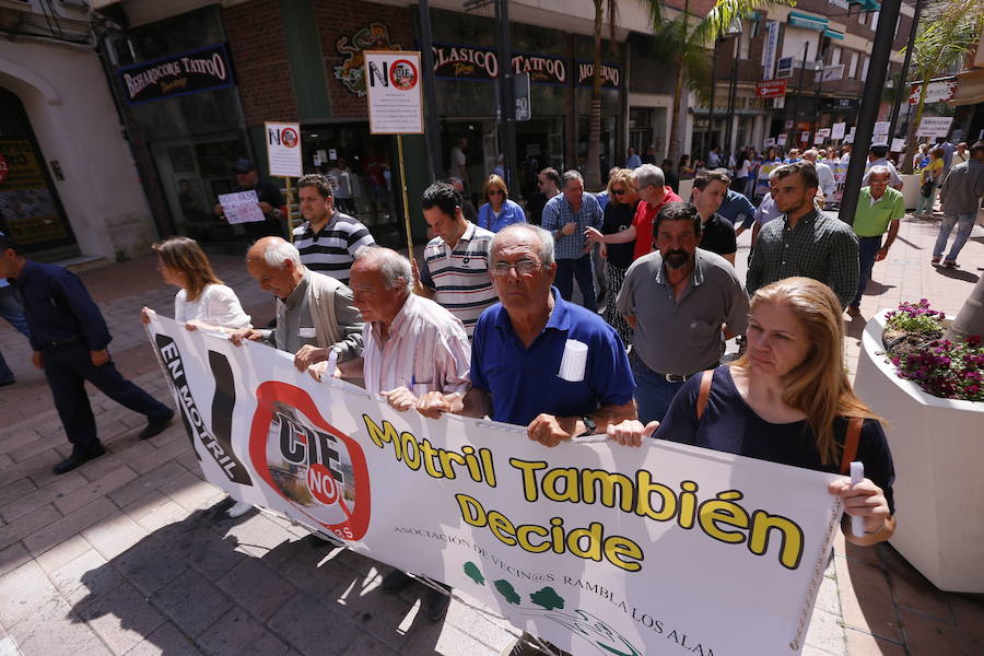 Más de 1.500 personas protestan contra la decisión del Gobierno de reformar el antiguo pabellón militar para acoger inmigrantes | Es la segunda protesta en menos de 24 horas