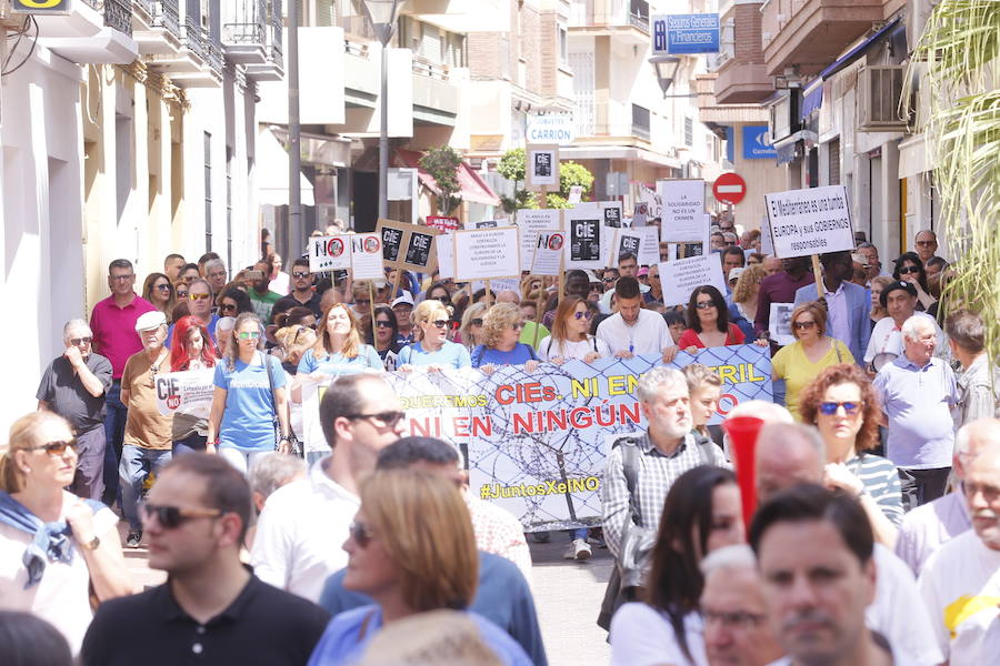 Más de 1.500 personas protestan contra la decisión del Gobierno de reformar el antiguo pabellón militar para acoger inmigrantes | Es la segunda protesta en menos de 24 horas