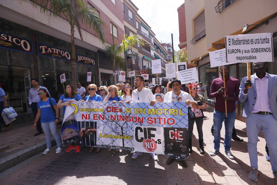 Más de 1.500 personas protestan contra la decisión del Gobierno de reformar el antiguo pabellón militar para acoger inmigrantes | Es la segunda protesta en menos de 24 horas