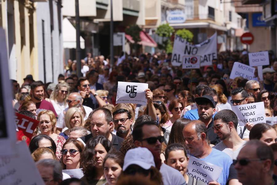 Más de 1.500 personas protestan contra la decisión del Gobierno de reformar el antiguo pabellón militar para acoger inmigrantes | Es la segunda protesta en menos de 24 horas
