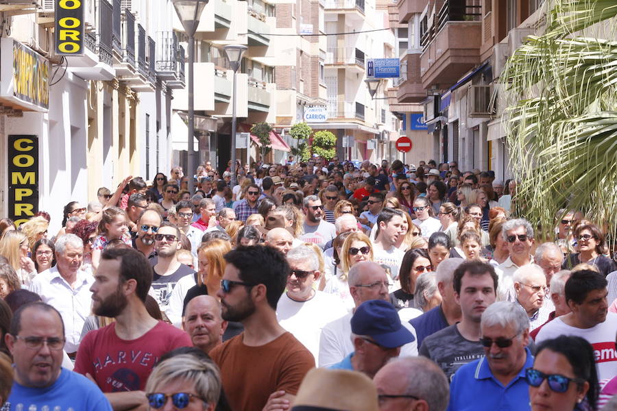 Más de 1.500 personas protestan contra la decisión del Gobierno de reformar el antiguo pabellón militar para acoger inmigrantes | Es la segunda protesta en menos de 24 horas