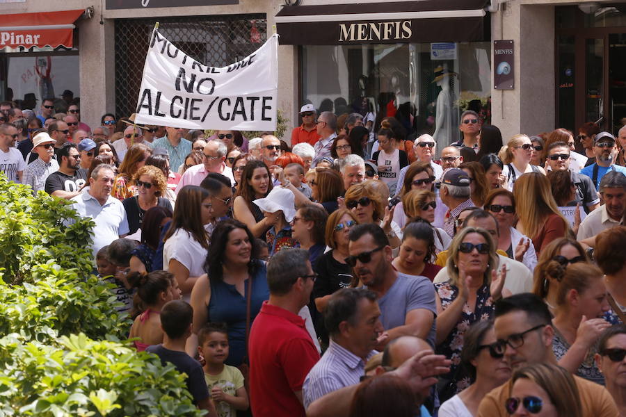Más de 1.500 personas protestan contra la decisión del Gobierno de reformar el antiguo pabellón militar para acoger inmigrantes | Es la segunda protesta en menos de 24 horas