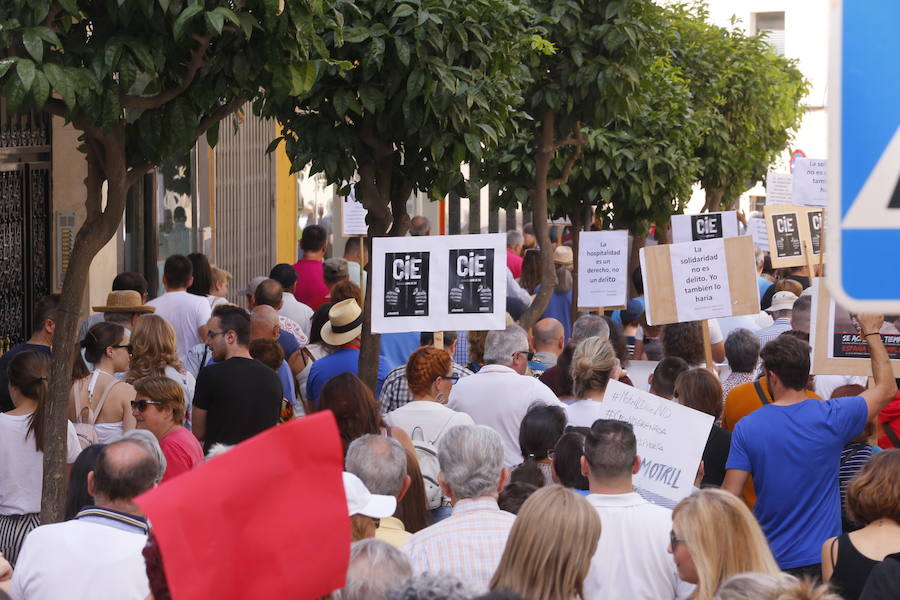 Más de 1.500 personas protestan contra la decisión del Gobierno de reformar el antiguo pabellón militar para acoger inmigrantes | Es la segunda protesta en menos de 24 horas