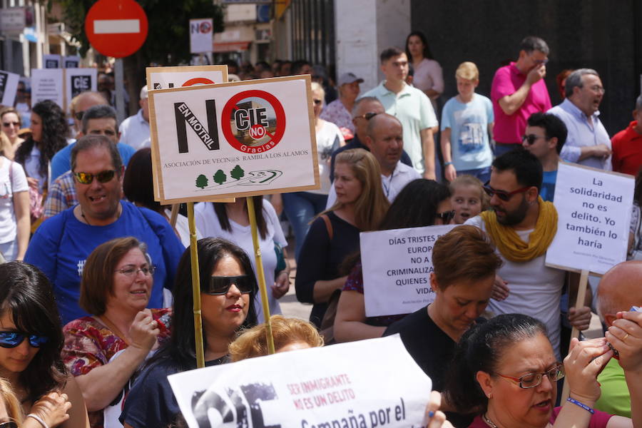 Más de 1.500 personas protestan contra la decisión del Gobierno de reformar el antiguo pabellón militar para acoger inmigrantes | Es la segunda protesta en menos de 24 horas