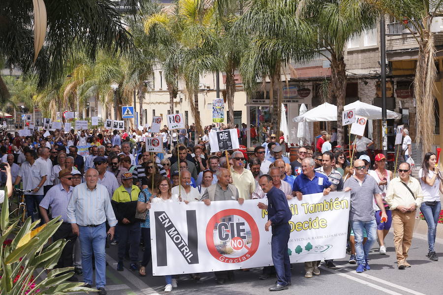 Más de 1.500 personas protestan contra la decisión del Gobierno de reformar el antiguo pabellón militar para acoger inmigrantes | Es la segunda protesta en menos de 24 horas