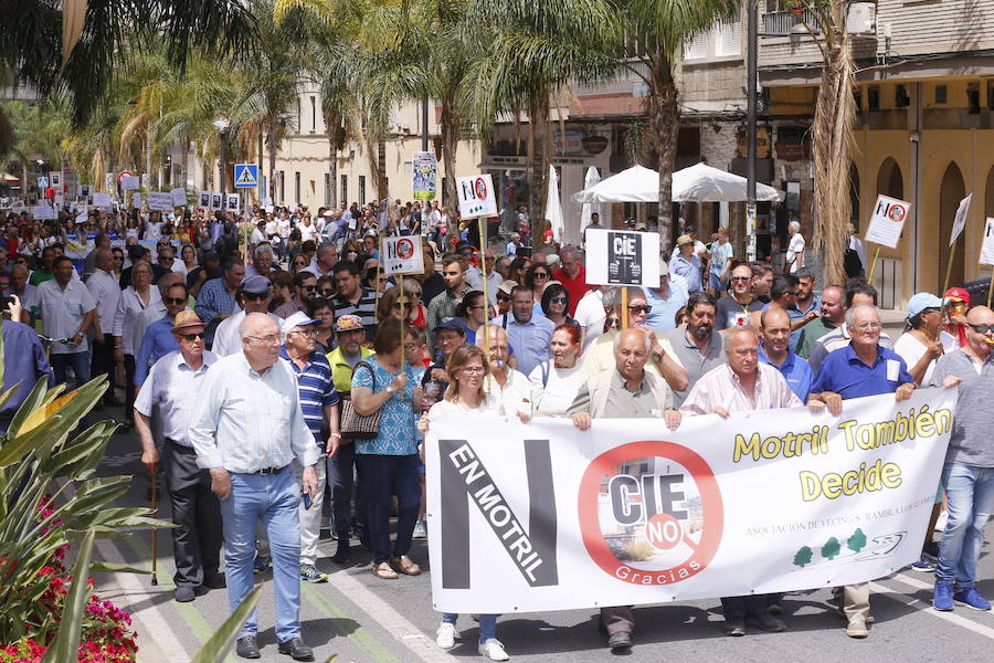 Más de 1.500 personas protestan contra la decisión del Gobierno de reformar el antiguo pabellón militar para acoger inmigrantes | Es la segunda protesta en menos de 24 horas
