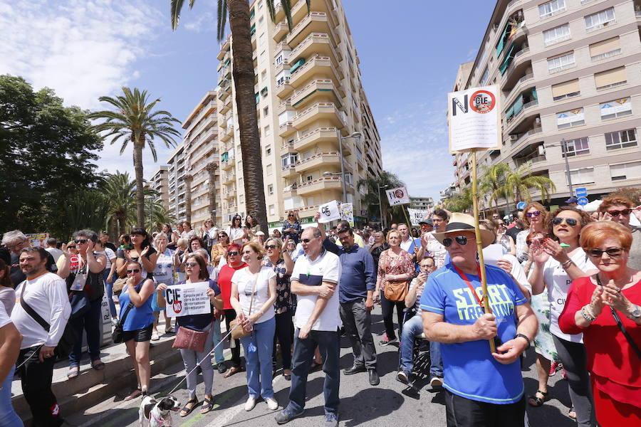 Más de 1.500 personas protestan contra la decisión del Gobierno de reformar el antiguo pabellón militar para acoger inmigrantes | Es la segunda protesta en menos de 24 horas