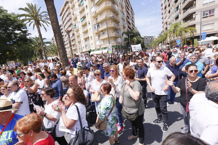 Más de 1.500 personas protestan contra la decisión del Gobierno de reformar el antiguo pabellón militar para acoger inmigrantes | Es la segunda protesta en menos de 24 horas