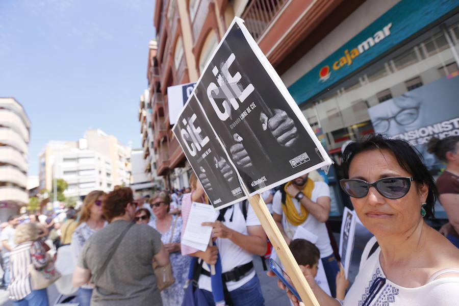 Más de 1.500 personas protestan contra la decisión del Gobierno de reformar el antiguo pabellón militar para acoger inmigrantes | Es la segunda protesta en menos de 24 horas