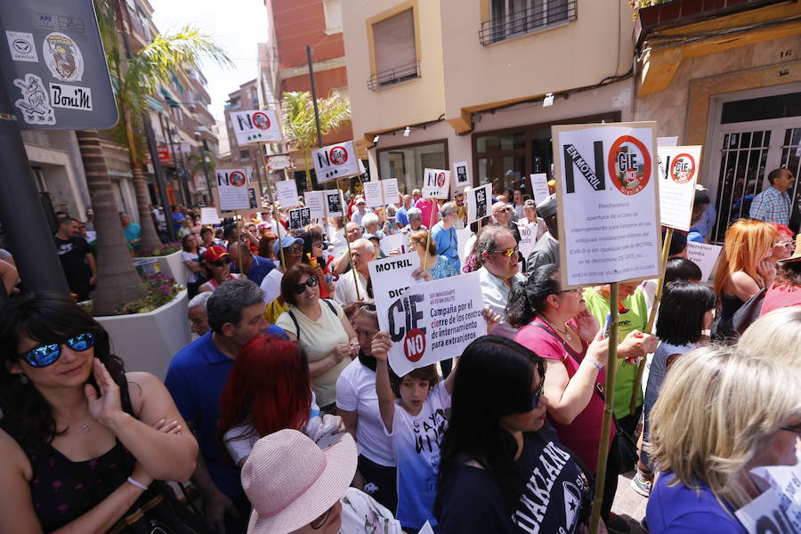 Más de 1.500 personas protestan contra la decisión del Gobierno de reformar el antiguo pabellón militar para acoger inmigrantes | Es la segunda protesta en menos de 24 horas