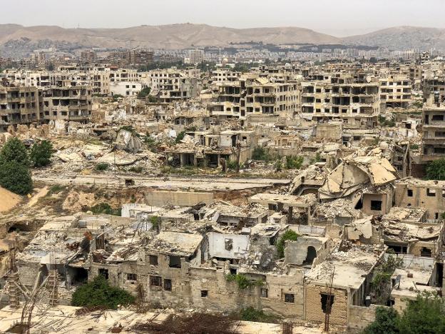 Damasco vive el contraste entre sus barrios más devastados, en primer término el de Yobar, y otros como el que se ve al fondo, donde los edificios siguen en pie.