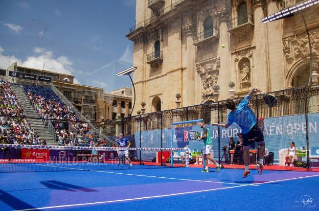 Paquito Navarro (d) que forma pareja con Juan Martín Díaz, en su partido de semifinales .