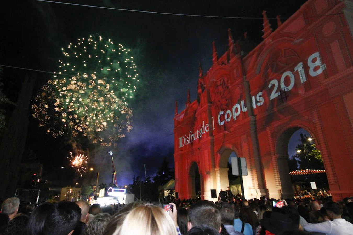 l alcalde de la ciudad, Francisco Cuenca, dejaba que Maribel Medina Corral fuera la encargada de pulsar el botón que obraba el milagro de la luz