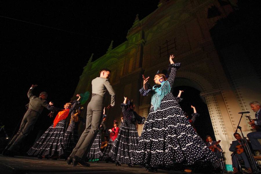 l alcalde de la ciudad, Francisco Cuenca, dejaba que Maribel Medina Corral fuera la encargada de pulsar el botón que obraba el milagro de la luz