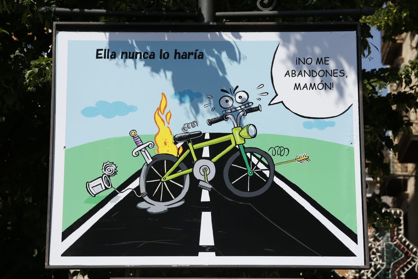 Bicis de alquiler exprés / nos pusieron en Granada. / Somos tan bestias que al mes / ya solo quedaban tres, / dos rotas y una pinchada.