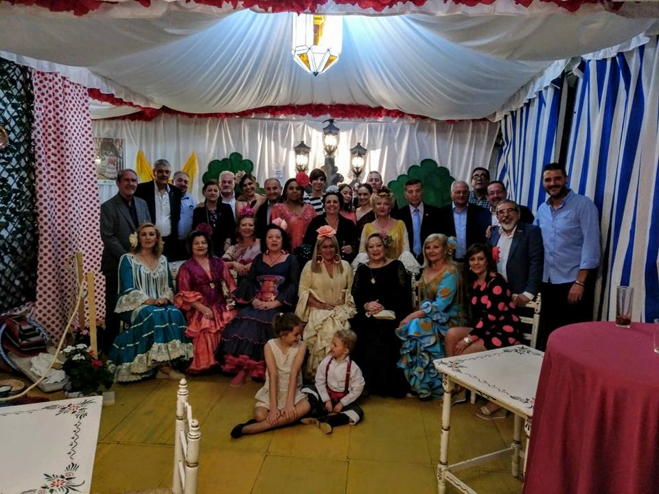 El Farol. Veterana, acogedora, divertida y con un extraordinario ambiente familiar. Así es la caseta El Farol, que sigue año tras año mejorando. Muchos la conocen por la actividad que organizan el jueves por la tarde, su emblemática degustación de ‘leche de pantera’, bebida relacionada con los legionarios.Puedes ver todas las fotos de este Corpus  en este enlace .