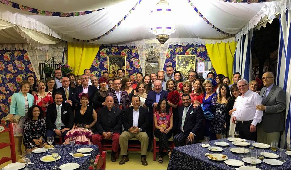 El Tronío. De gente acogedora y rebosante de amistad está llena la caseta El Tronío. Llegan un año más con su ambiente familiar y alegre. Gran fama tiene, el martes a las doce de la noche su tradicional, y ya emblemático, chocolate con picatostes. Es celebrado por todos los que pasan y lo prueban bien caliente. Puedes ver todas las fotos de este Corpus  en este enlace .