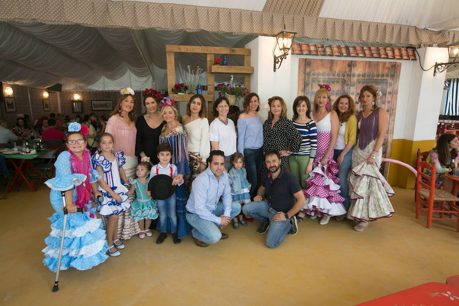 La Zambra. Caseta familiar, donde conviven grandes y pequeños, el sábado por la noche ya ofrecieron una copa de bienvenida a sus socios y ayer domingo cocinaban un riquísimo arroz. En los próximos días no faltarán actuaciones de grupos flamencos las noches del miércoles, jueves, viernes y sábado.Puedes ver todas las fotos de este Corpus  en este enlace .