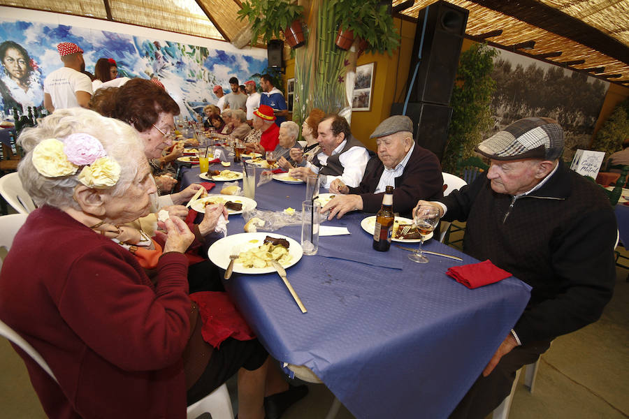 Con un sol radiante, el ferial empezó a llenarse de buen ambiente, mejor comida, y ganas de fiesta. Para ver todas las fotos del Corpus,  en este enlace .