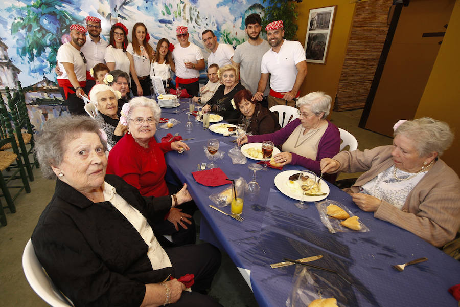 Con un sol radiante, el ferial empezó a llenarse de buen ambiente, mejor comida, y ganas de fiesta. Para ver todas las fotos del Corpus,  en este enlace .