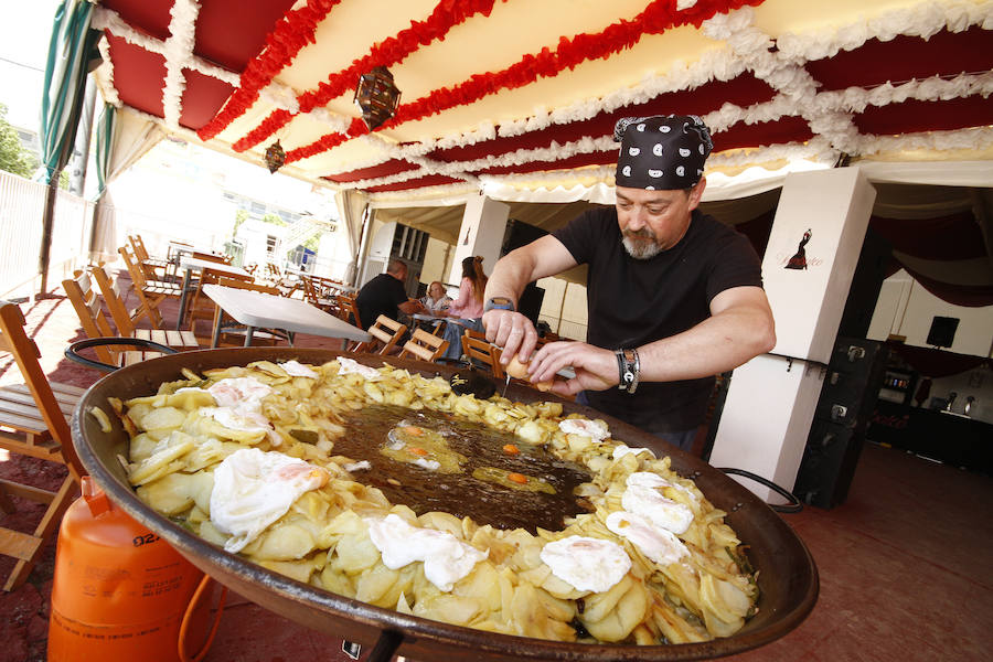 Con un sol radiante, el ferial empezó a llenarse de buen ambiente, mejor comida, y ganas de fiesta. Para ver todas las fotos del Corpus,  en este enlace .