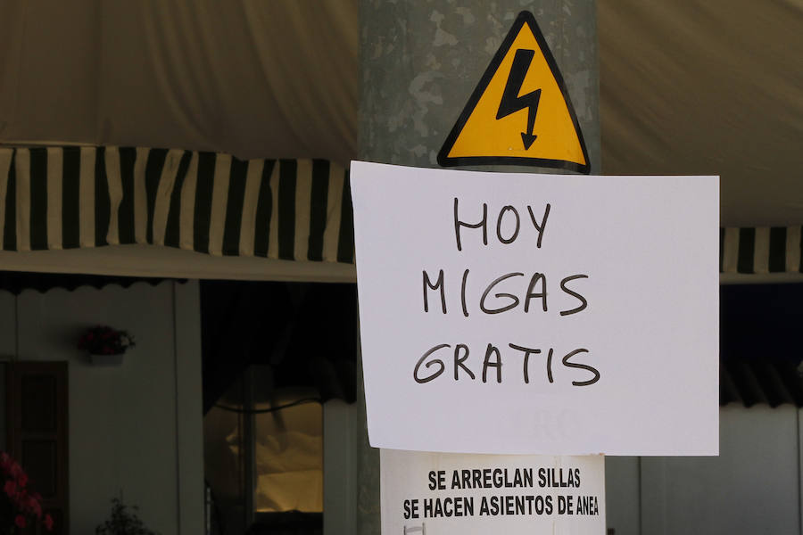 Con un sol radiante, el ferial empezó a llenarse de buen ambiente, mejor comida, y ganas de fiesta. Para ver todas las fotos del Corpus,  en este enlace .