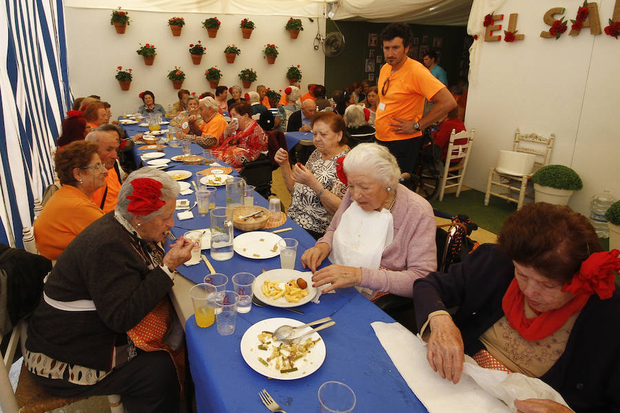 Con un sol radiante, el ferial empezó a llenarse de buen ambiente, mejor comida, y ganas de fiesta. Para ver todas las fotos del Corpus,  en este enlace .