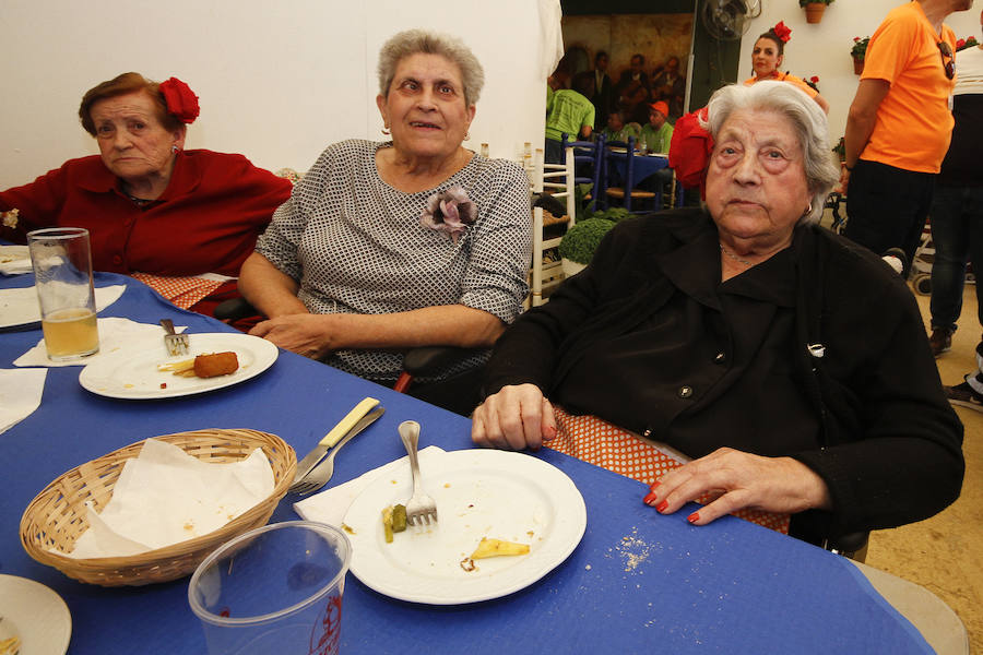 Con un sol radiante, el ferial empezó a llenarse de buen ambiente, mejor comida, y ganas de fiesta. Para ver todas las fotos del Corpus,  en este enlace .