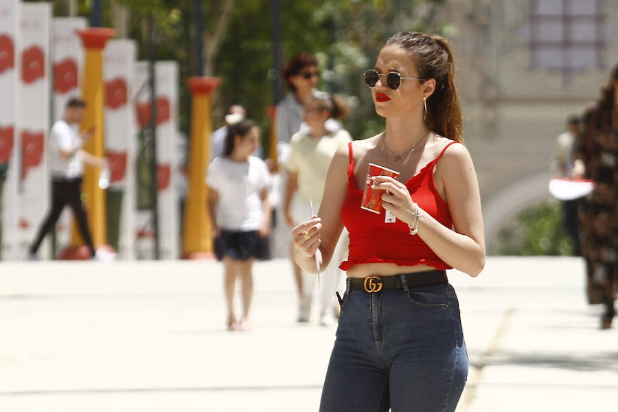 Con un sol radiante, el ferial empezó a llenarse de buen ambiente, mejor comida, y ganas de fiesta