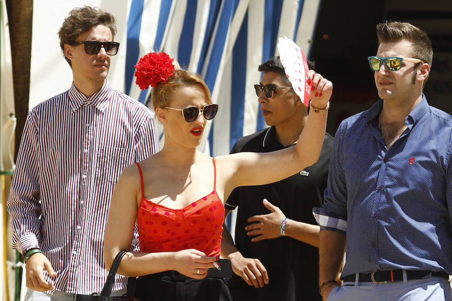 Con un sol radiante, el ferial empezó a llenarse de buen ambiente, mejor comida, y ganas de fiesta