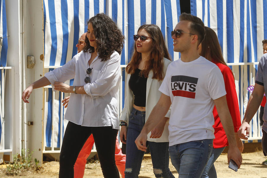 Con un sol radiante, el ferial empezó a llenarse de buen ambiente, mejor comida, y ganas de fiesta