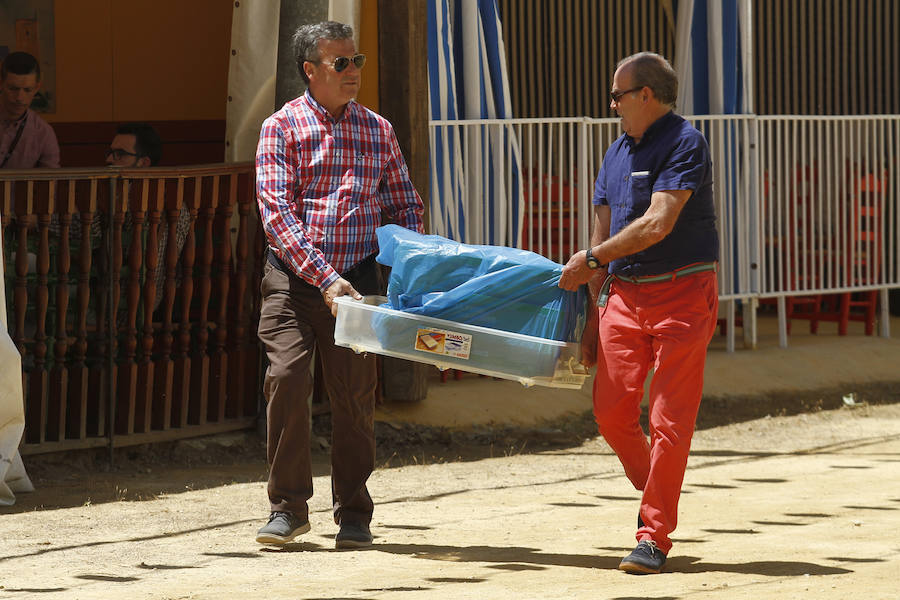 Con un sol radiante, el ferial empezó a llenarse de buen ambiente, mejor comida, y ganas de fiesta