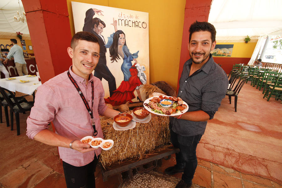 Con un sol radiante, el ferial empezó a llenarse de buen ambiente, mejor comida, y ganas de fiesta