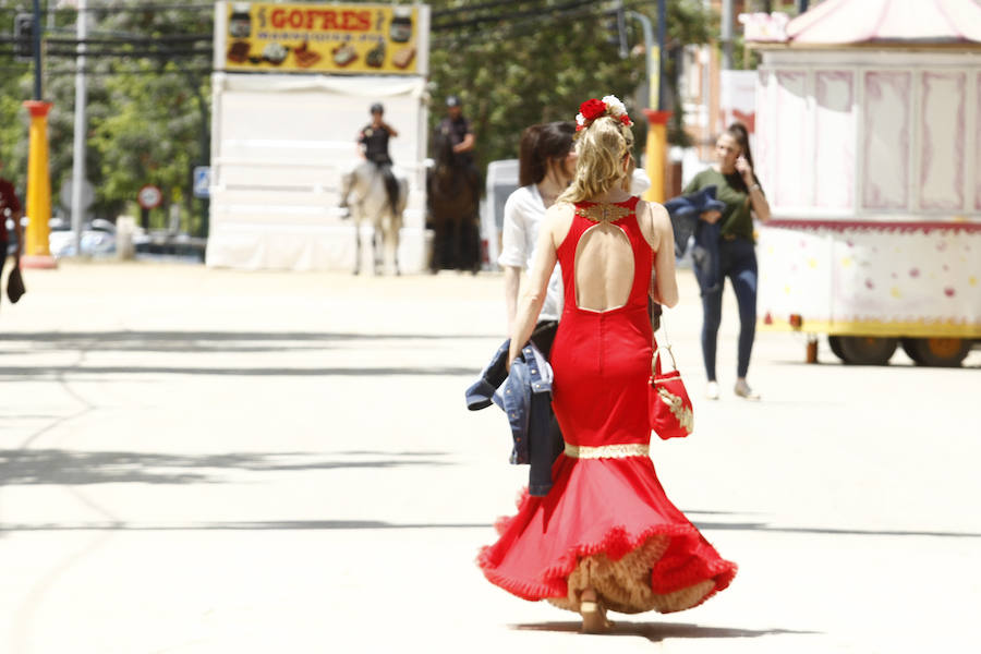 Con un sol radiante, el ferial empezó a llenarse de buen ambiente, mejor comida, y ganas de fiesta