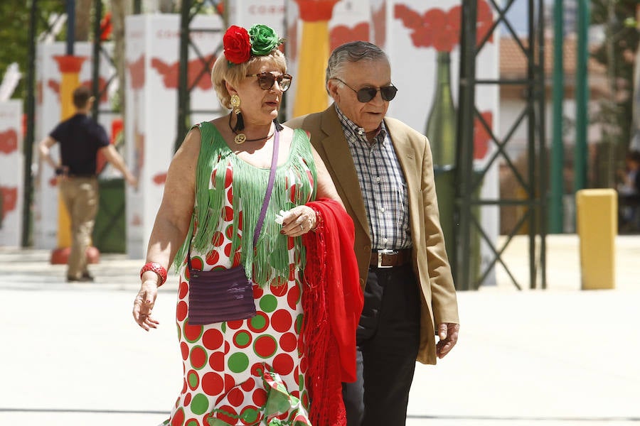 Con un sol radiante, el ferial empezó a llenarse de buen ambiente, mejor comida, y ganas de fiesta