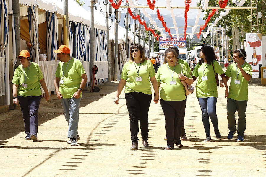 Con un sol radiante, el ferial empezó a llenarse de buen ambiente, mejor comida, y ganas de fiesta