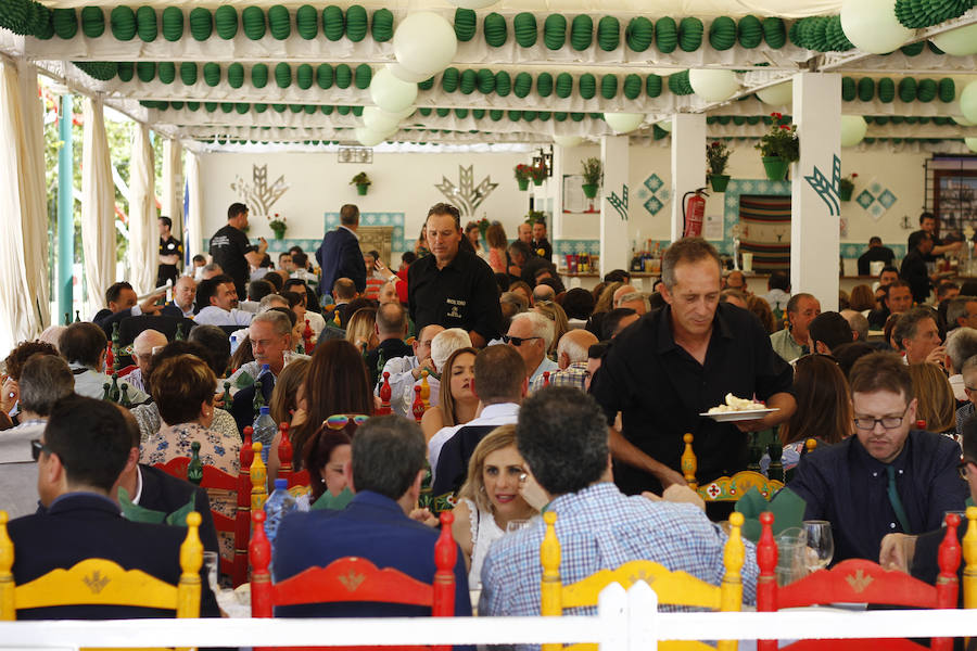 Con un sol radiante, el ferial empezó a llenarse de buen ambiente, mejor comida, y ganas de fiesta
