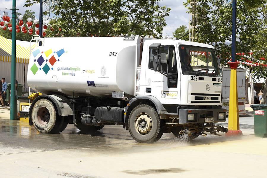 Con un sol radiante, el ferial empezó a llenarse de buen ambiente, mejor comida, y ganas de fiesta