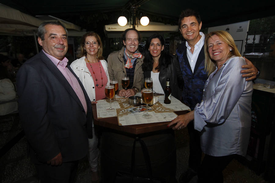 Las primeras caras conocidas que se acercaron a brindar por la alegría de estas jornadas fue una buena representación de Ciudadanos con el diputado nacional Luis Salvador al que acompañaba la plana mayor de los concejales del ayuntamiento de la capital