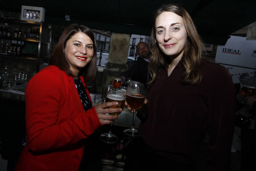 Las primeras caras conocidas que se acercaron a brindar por la alegría de estas jornadas fue una buena representación de Ciudadanos con el diputado nacional Luis Salvador al que acompañaba la plana mayor de los concejales del ayuntamiento de la capital