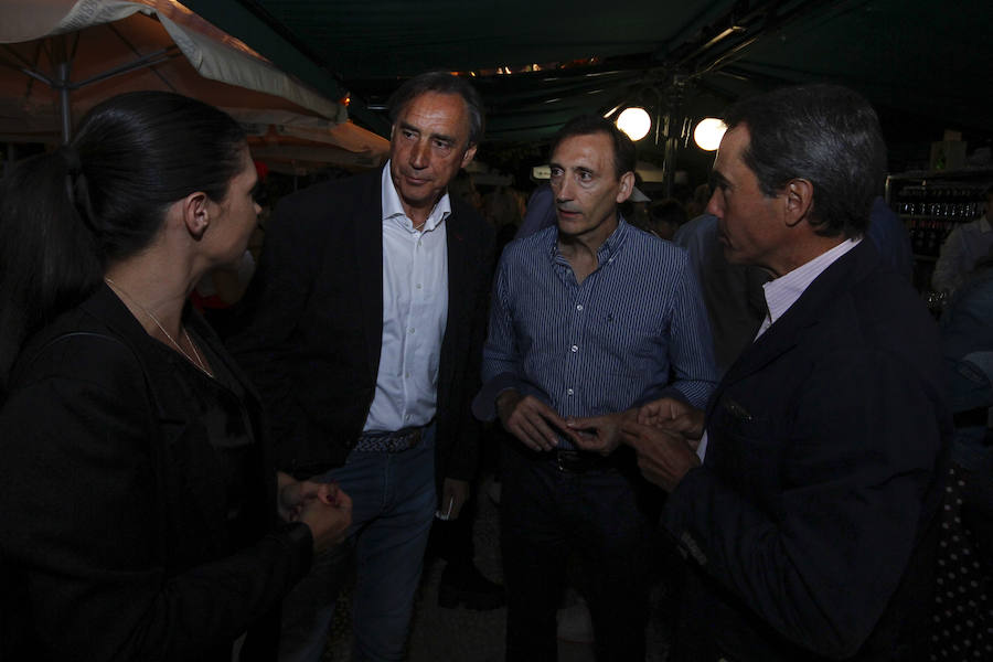 Las primeras caras conocidas que se acercaron a brindar por la alegría de estas jornadas fue una buena representación de Ciudadanos con el diputado nacional Luis Salvador al que acompañaba la plana mayor de los concejales del ayuntamiento de la capital